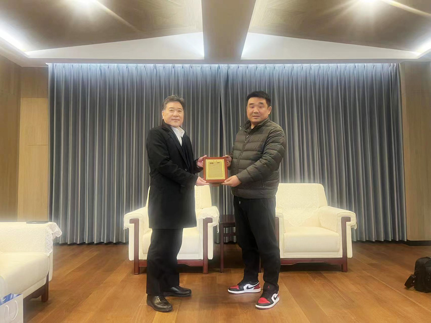OTC海外事業(yè)部長(zhǎng)，中國(guó)區(qū)董事長(zhǎng)、副總、機(jī)器人部部長(zhǎng)，營(yíng)業(yè)擔(dān)當(dāng)親自頒獎(jiǎng)